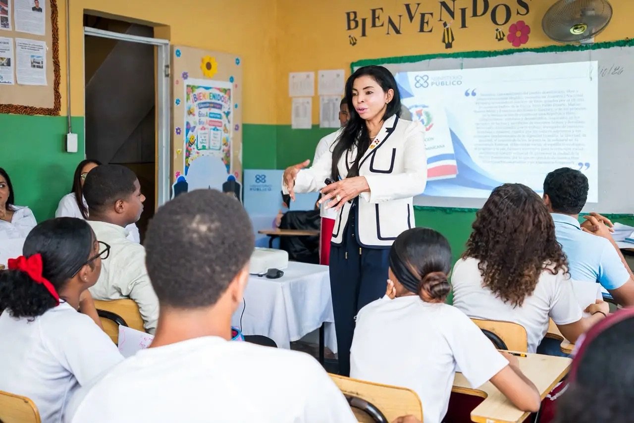 Yeni Berenice Reynoso exhorta a estudiantes a respetar las leyes y combatir el acoso escolar&nbsp;