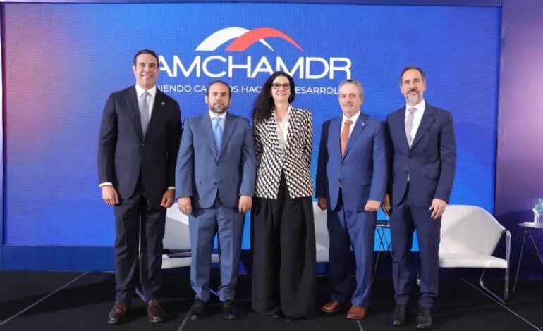 Líderes de INICIA presentan en AMCHAMDR su visión para transformar educación