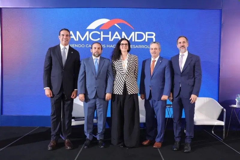 Líderes de INICIA presentan en AMCHAMDR su visión para transformar educación